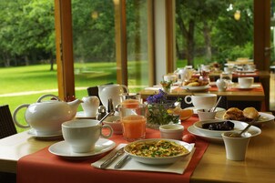 Desayuno buffet diario (EUR 15.50 por persona)