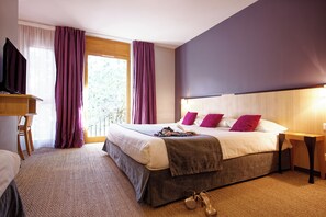 Privilege Triple Room | Premium bedding, desk, blackout drapes, soundproofing - Hôtel Les Esclargies (Rocamadour)