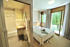 Comfort tweepersoonskamer | Badkamer | Een haardroger, handdoeken