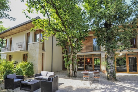 Terraza o patio. Hôtel Les Esclargies