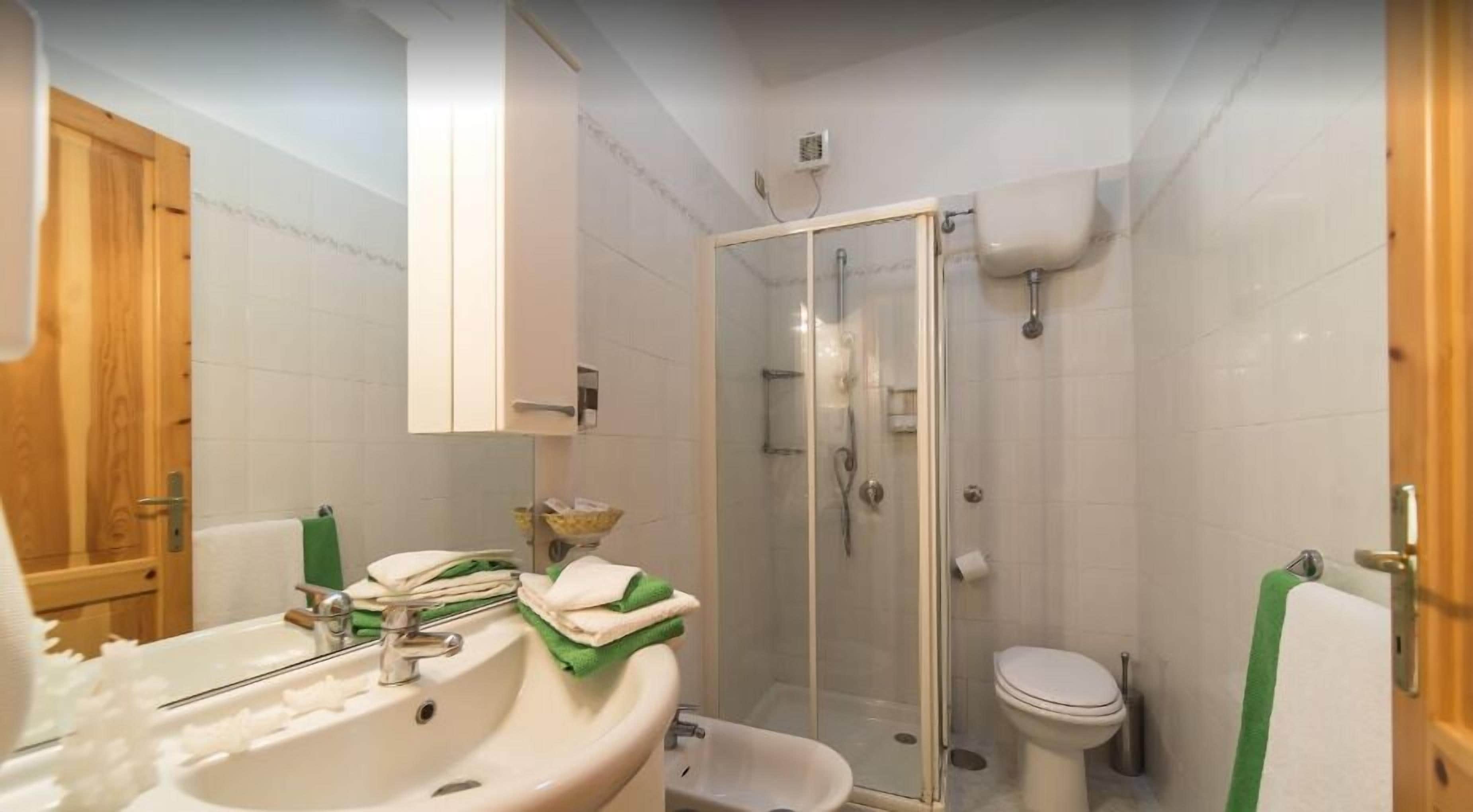 double room | bathroom | free toiletries, hair dryer, bidet, towels