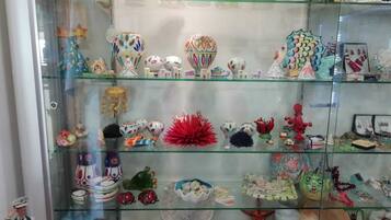 Une vitrine en verre exposant divers objets en céramique, notamment des figurines, de la poterie et des objets décoratifs.