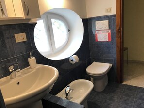 Double Room, 1 Queen Bed | Bathroom