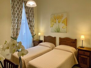 Caja de seguridad en la habitación, escritorio y wifi gratis 