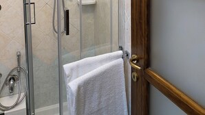 Eine begegnete Dusche mit Handbrause und Handarmatur.