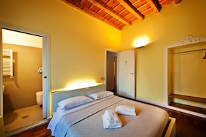 A hotel room with a bed, a shower, and a wardrobe. - B&B SubUrbe Roma (Rome)