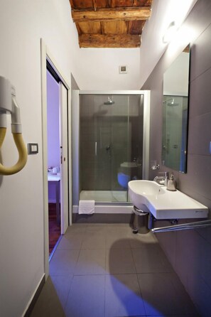 Single Room | Bathroom | Bathtub, free toiletries, hair dryer, towels