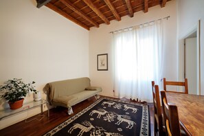 Standard-Apartment | Wohnbereich | LCD-Fernseher