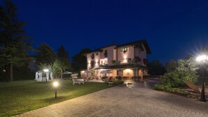 A two-story house with a paved driveway leading to a patio area with outdoor seating. - Villa ai Tigli Venice Airport Rooms Online Check-in & Keypad Access (Mestre)