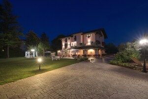 Boendets fasad - kväll/natt