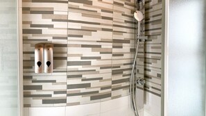 Family Room, Non Smoking - ENTRY WITH CODE AND KEYPAD AND ONLINE CHECK-IN | Bagno | Doccia, soffione a pioggia, set di cortesia gratuito, asciugacapelli