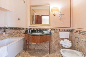 Combined shower/bathtub, free toiletries, hair dryer, towels