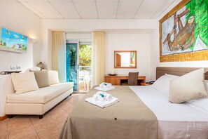 Familie vierpersoonskamer | Een minibar, een kluis op de kamer, een bureau, verduisterende gordijnen