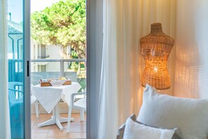 Vierpersoonskamer | Een minibar, een kluis op de kamer, een bureau, verduisterende gordijnen