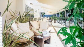 Lobby-lounge