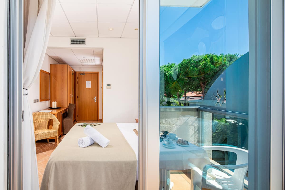 minibar, in-room safe, desk, blackout curtains