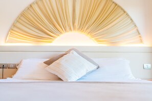Quarto quádruplo | Frigobar, cofres nos quartos, escrivaninha, cortinas blackout