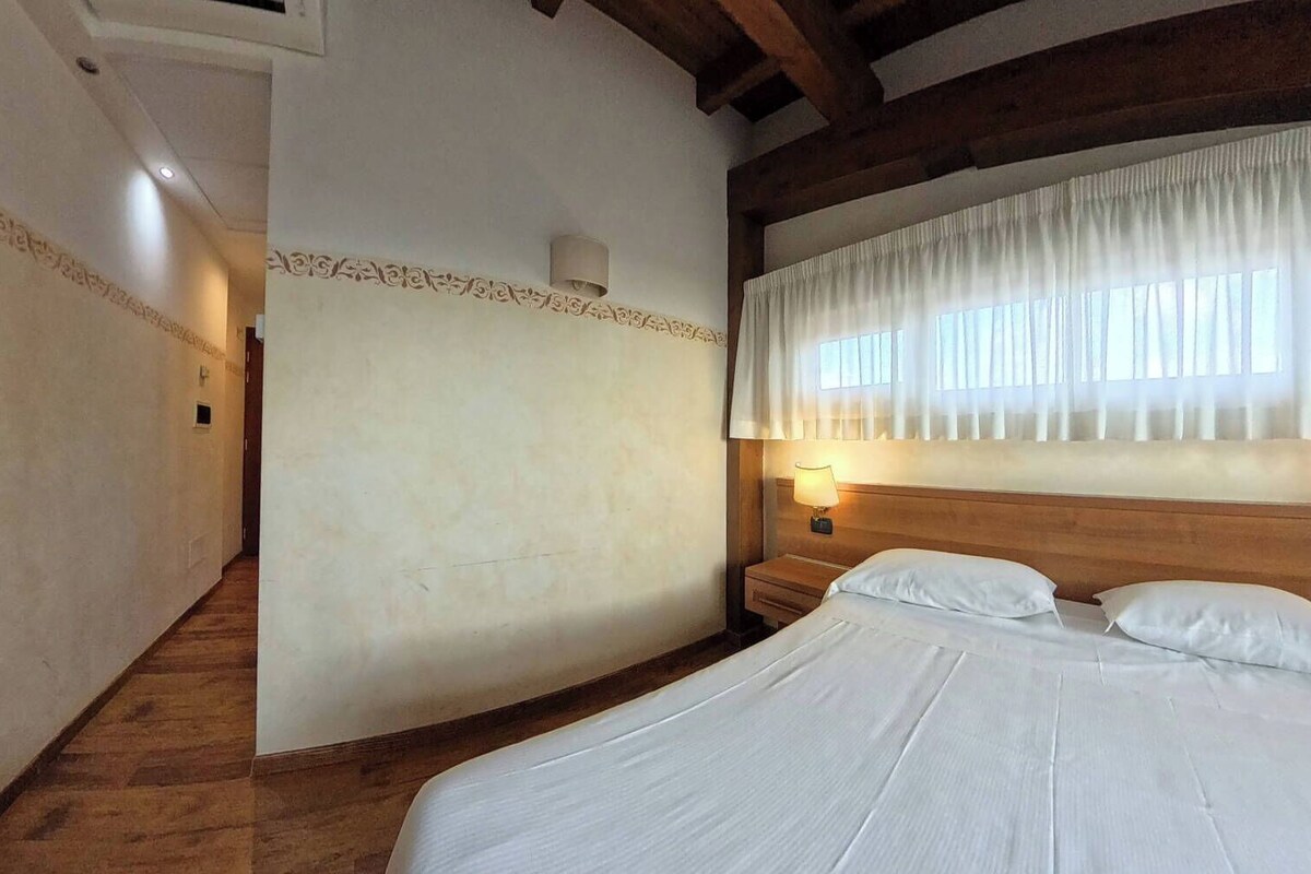 Basic Double or Twin Room, Ensuite | Down comforters, minibar, in-room safe, desk