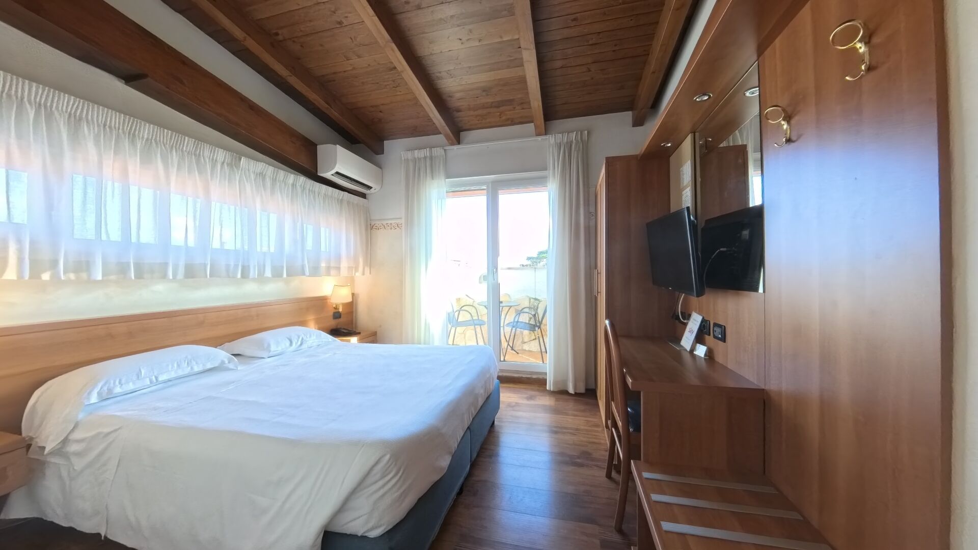Doppia Superior | Copriletto in piuma, minibar, una cassaforte in camera, una scrivania