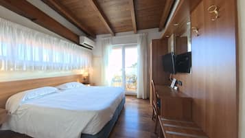 Doppia Superior | Copriletto in piuma, minibar, una cassaforte in camera, una scrivania