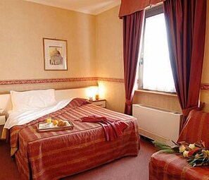 Edredones de plumas, minibar, caja fuerte y escritorio