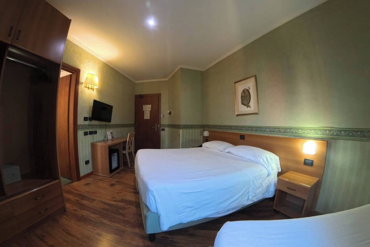 Basic Triple Room, Ensuite | Down comforters, minibar, in-room safe, desk