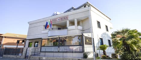 Vista frontal de la propiedad