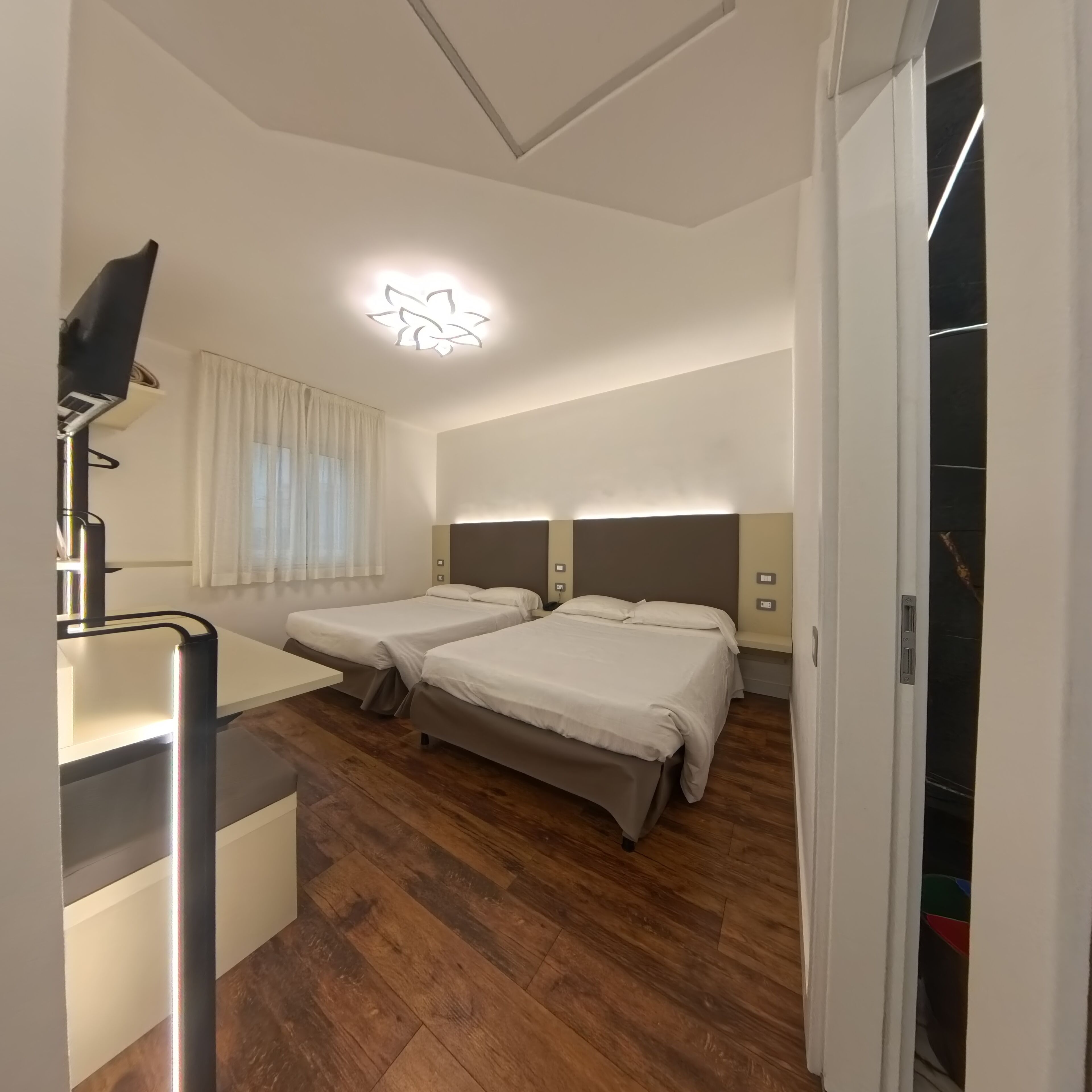 Cubrecamas, minibar, caja de seguridad en la habitación y escritorio 