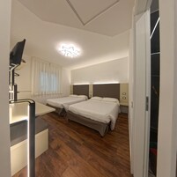 Cubrecamas, minibar, caja de seguridad en la habitación y escritorio 