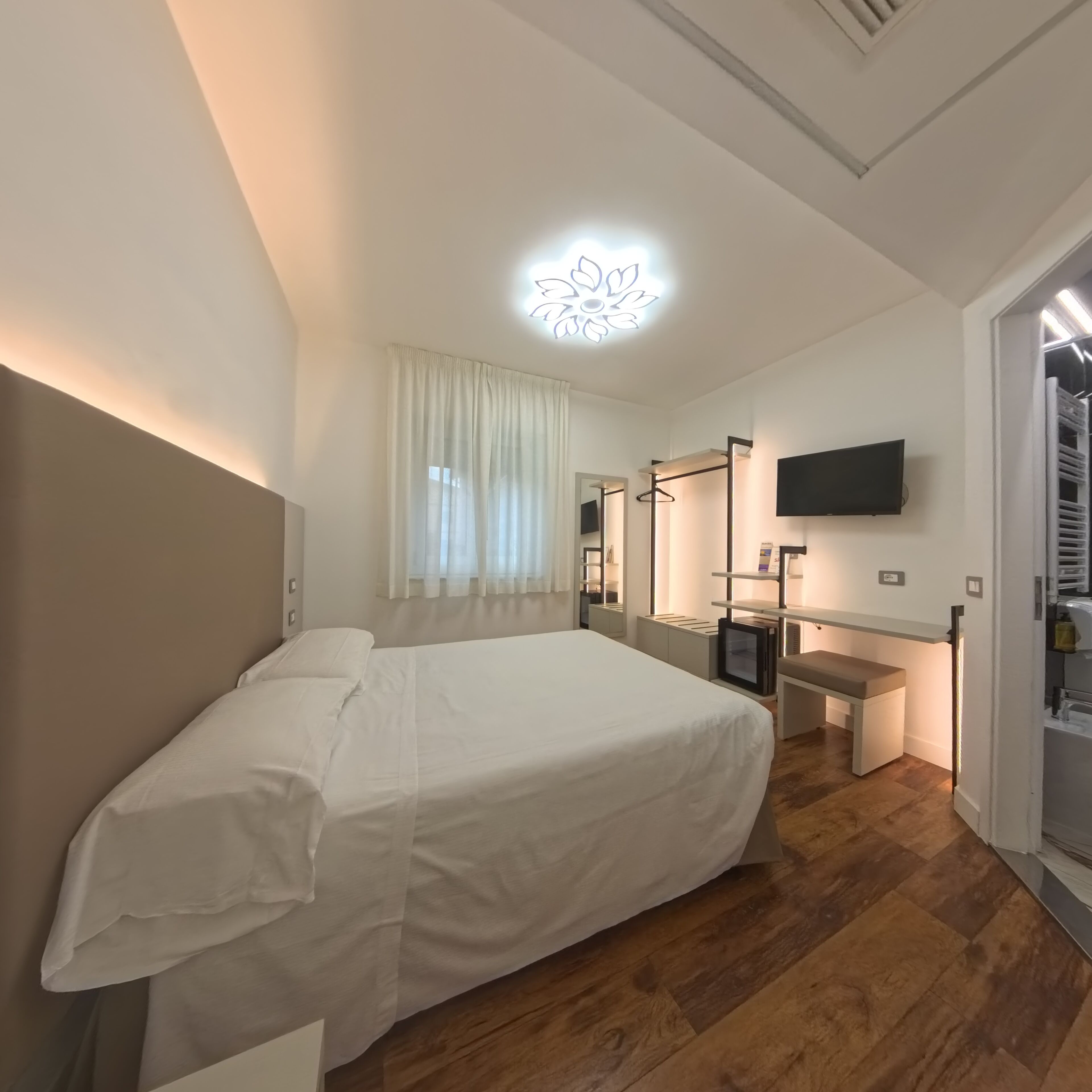 Basic Room | Down duvets, minibar, in-room safe, desk