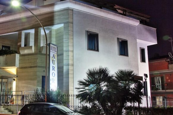Fachada de la propiedad por la tarde o noche