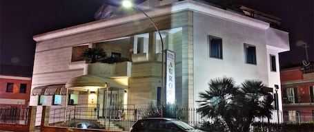 Fachada de la propiedad por la tarde o noche