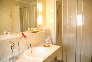 Habitación doble | Baño | Secadora de cabello y toallas