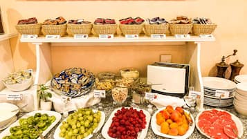 Ein reichhaltiges Buffet mit verschiedenen Speisen, darunter Obst, Nüsse und Milchprodukte.