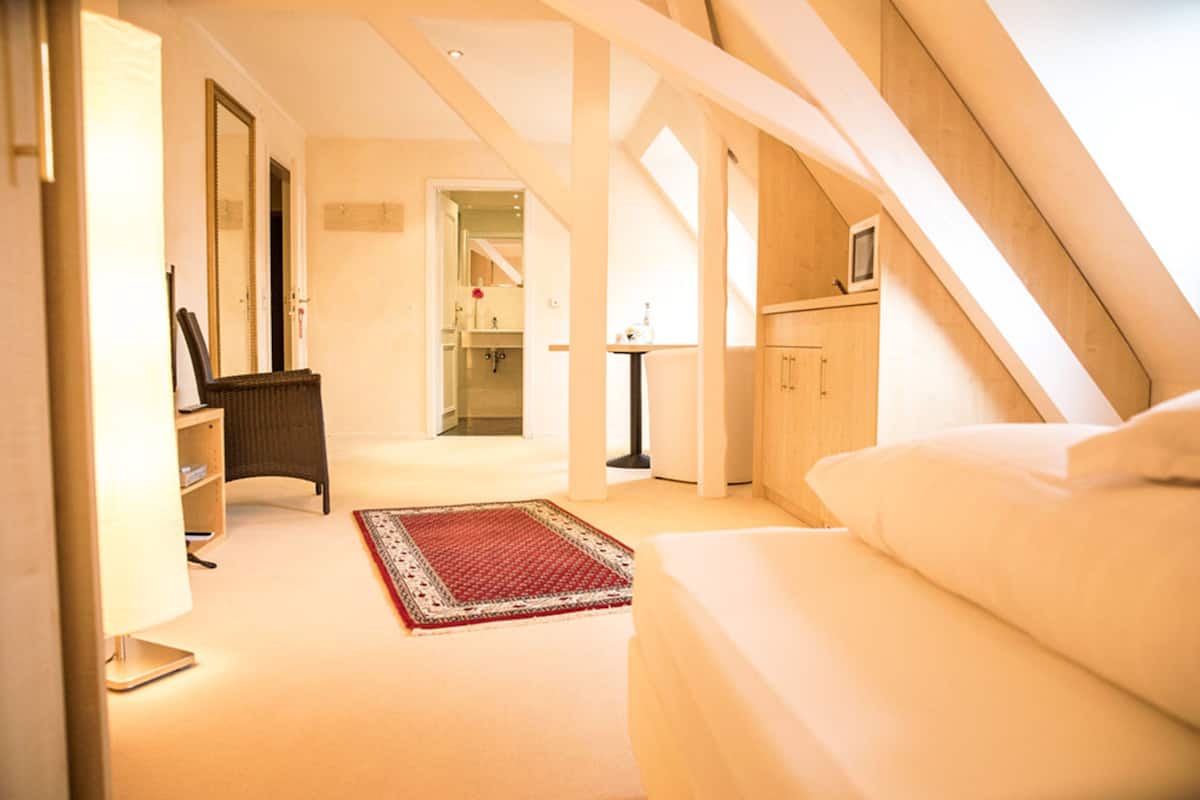 single room | in-room safe, soundproofing, free wifi, bed sheets