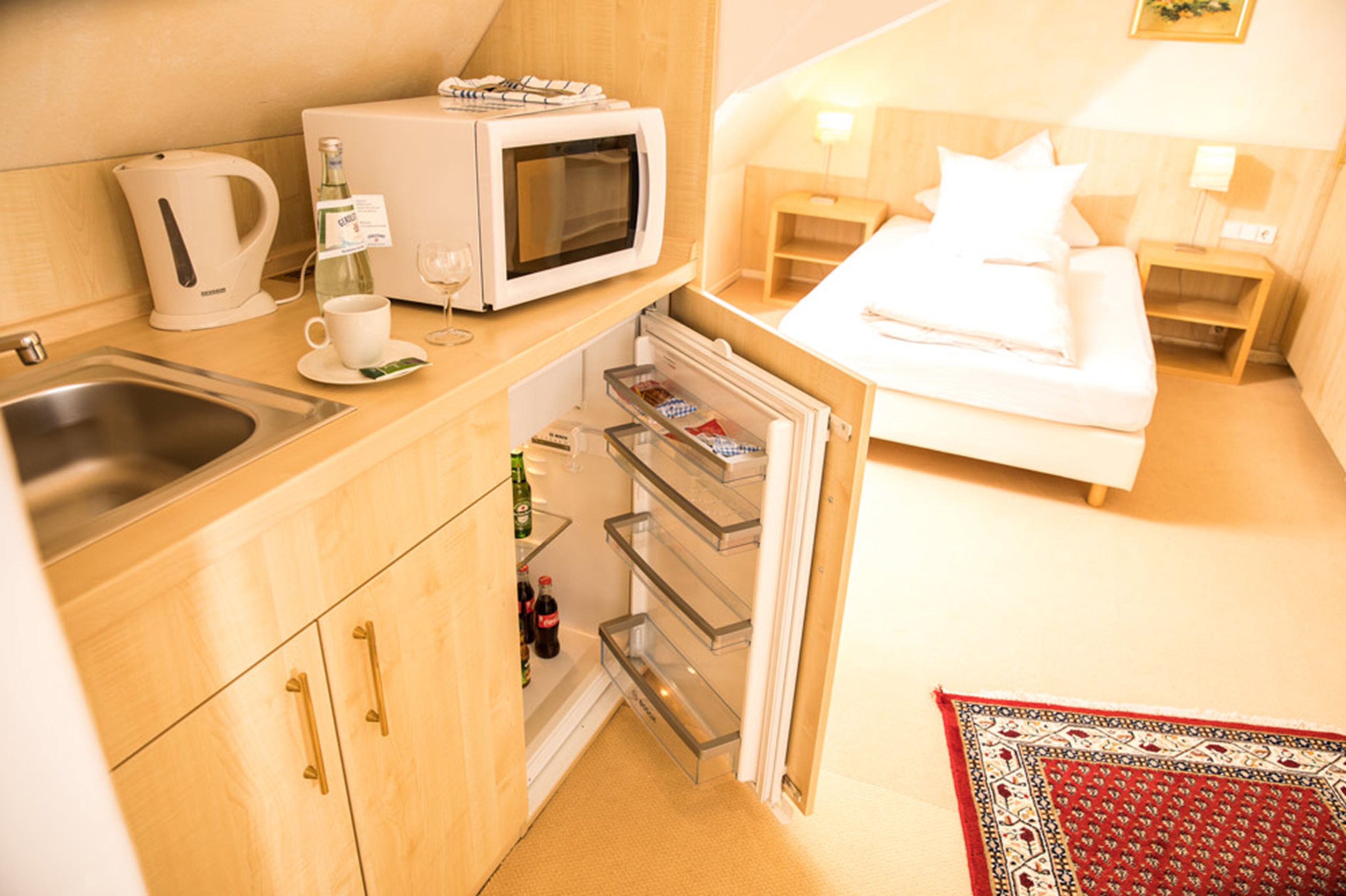 single room | private kitchenette | fridge, microwave, coffee/tea maker