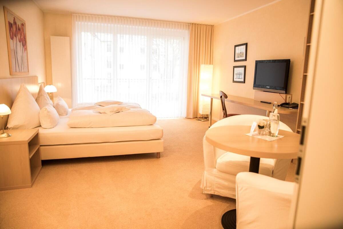 in-room safe, soundproofing, free wifi, bed sheets