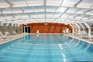 Kolam renang indoor dan kolam renang outdoor