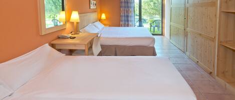 Quarto triplo (Garden access - 2 adults + 1 child) | Cofres nos quartos, escrivaninha, quartos à prova de som