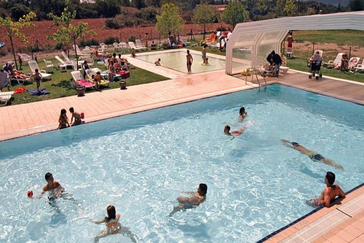 Een binnenzwembad, een buitenzwembad