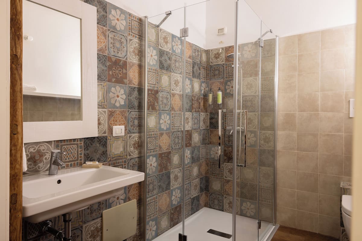 design room, ground floor | bathroom | shower, hair dryer, bidet, towels