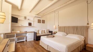 Habitación cuádruple | Caja fuerte, cortinas opacas, wifi gratis y ropa de cama