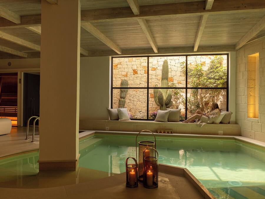 Couples treatment room(s), sauna, hot tub, steam room