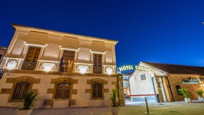 A historic building with a balcony, a sign reading "HOTEL CASINO," and a stone facade. - Hospedium Hotel Casino del Tormes (Salamanca)