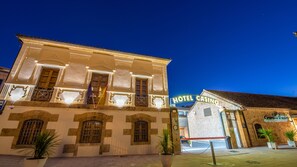 Façana frontal de l'allotjament (vespre/nit)