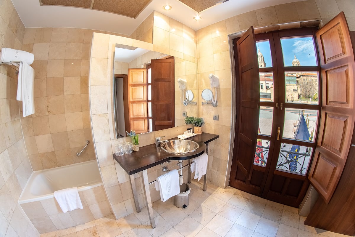 double or twin room | bathroom | combined shower/bathtub, eco-friendly toiletries, bidet, towels