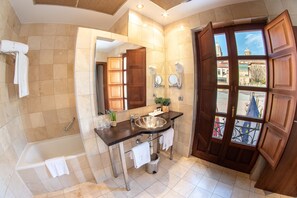 Kamer, 1 twee- of 2 eenpersoonsbedden | Badkamer | Een bad/douchecombinatie, milieuvriendelijke toiletartikelen, een bidet
