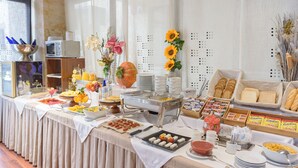 A buffet with various food items, including bread, fruits, and beverages. - Hospedium Hotel Casino del Tormes (Salamanca)