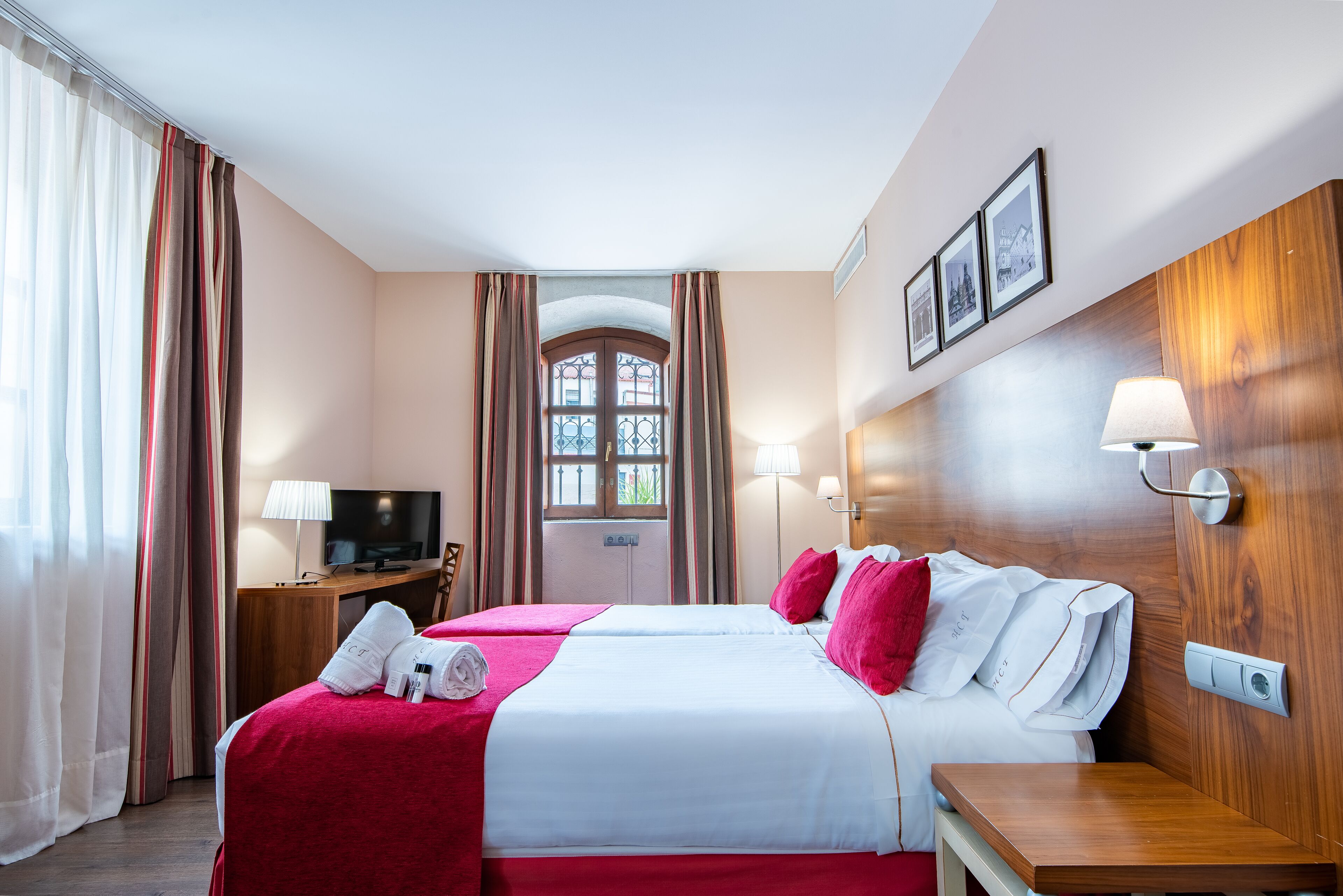 double or twin room | 1 bedroom, minibar, in-room safe, desk