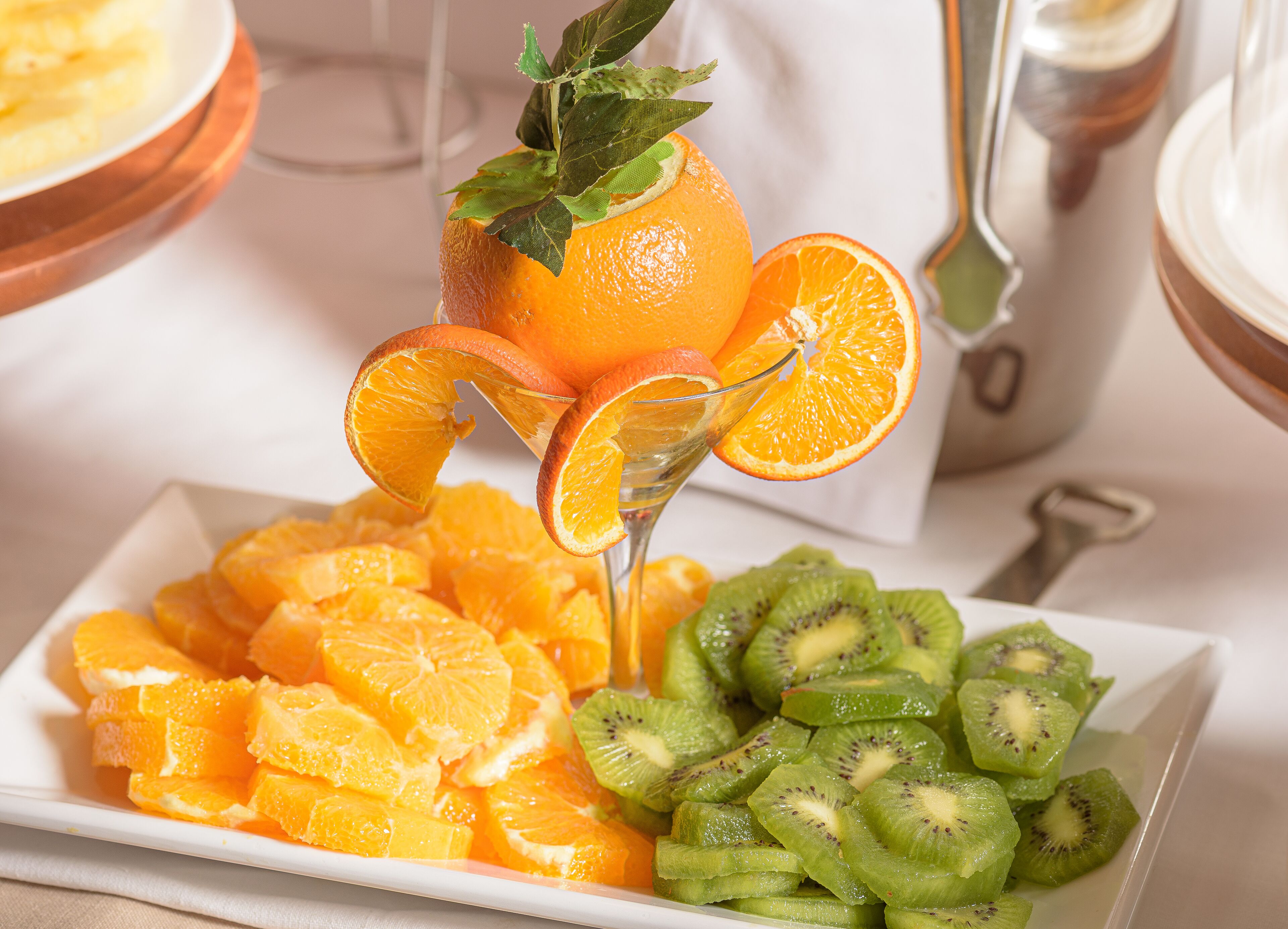 Une assiette d’oranges et de kiwis coupés en tranches.